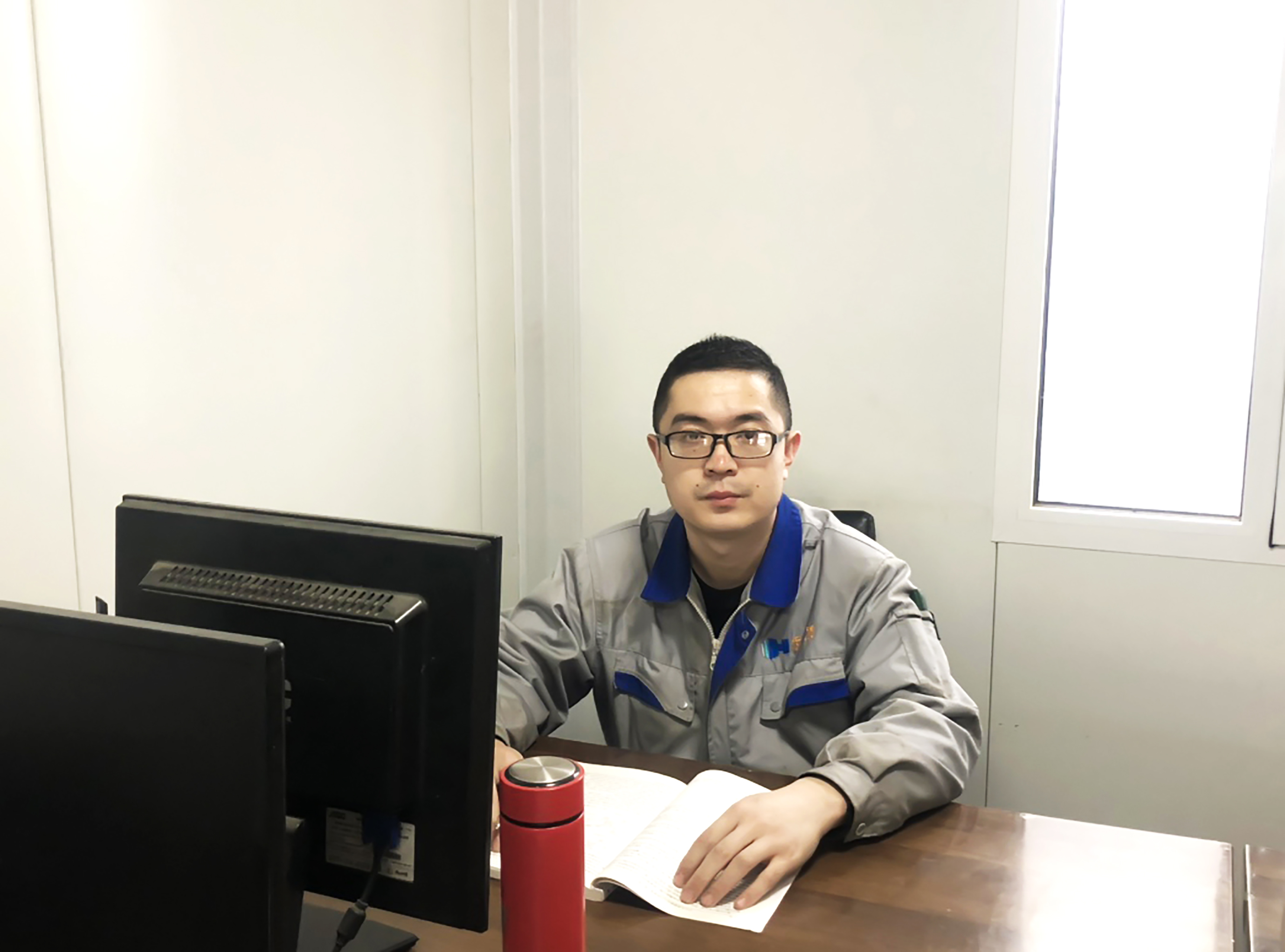 彩涂板代理廠家宏鑫源模范人物報(bào)道—楊通通：以千萬(wàn)錘鑄一器(圖1)